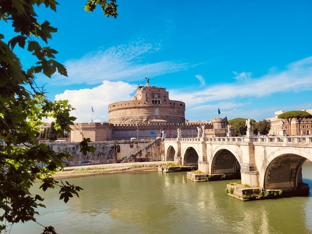 Blick auf die Engelsburg, die Engelsbrücke und den Tiber