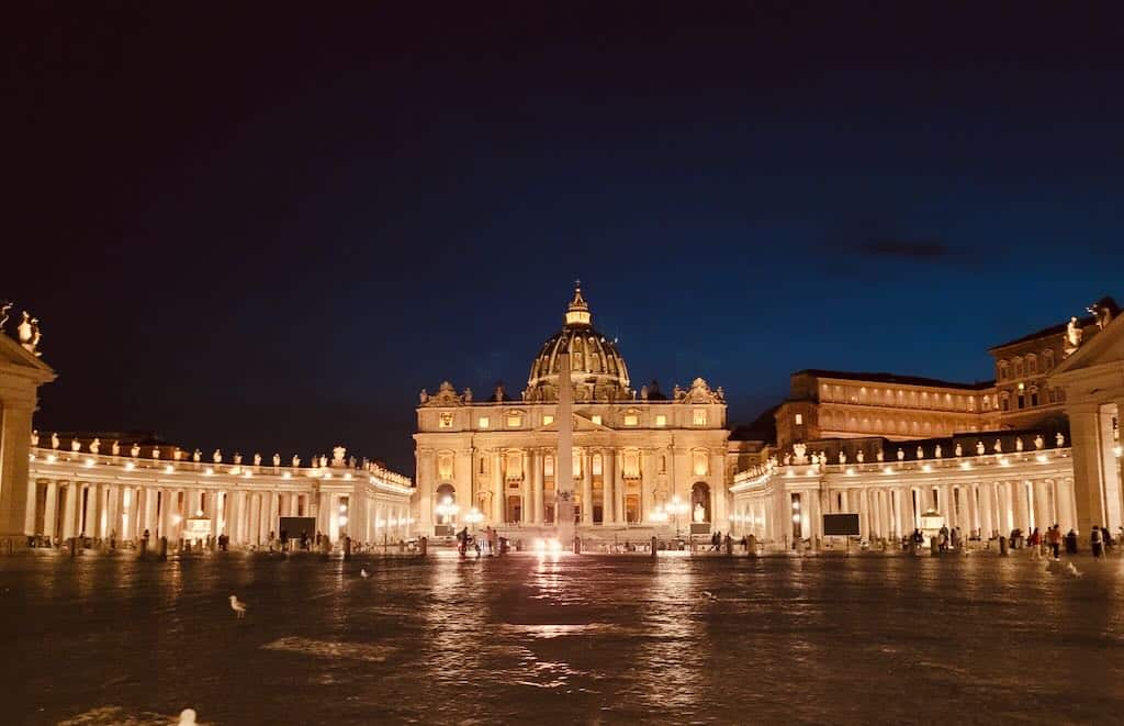 Der Petersdom in Rom bei Nacht